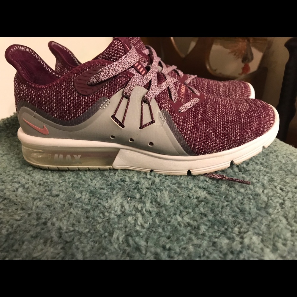 Nike air max athletic shoes. Used excellent cond.